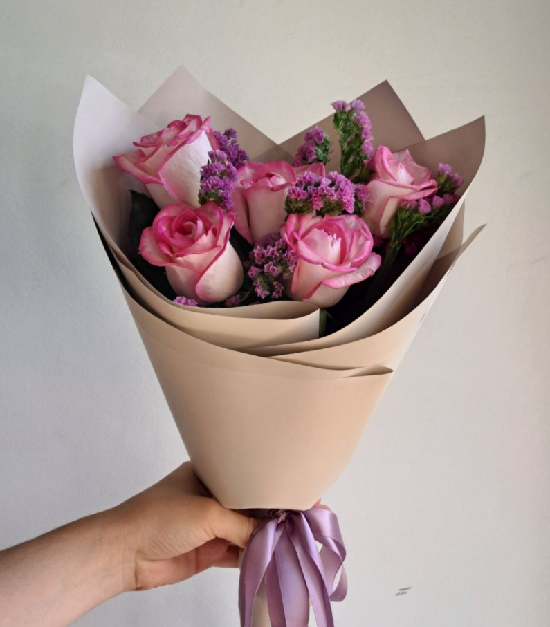 5 розовых роз